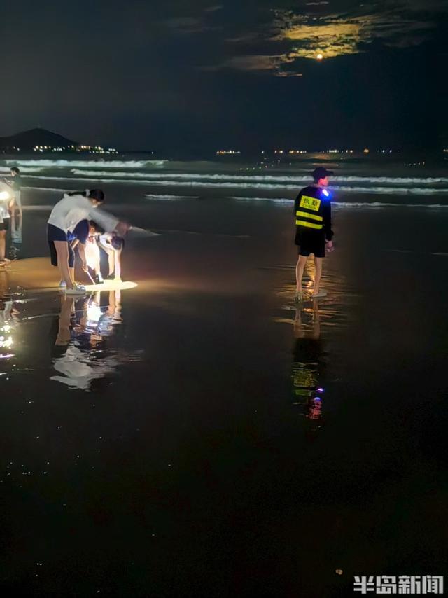 三名小游客被困礁石，金沙滩景区工作人员破浪营救