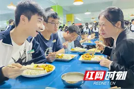 书记校长陪餐 一边吃饭一边把学生提的问题解决了图片