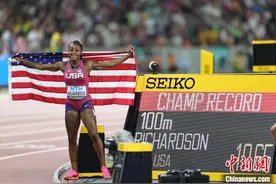世锦赛美国队连夺两金：新秀理查德森加冕百米新后 猛将霍洛威豪取110米栏三连冠图片