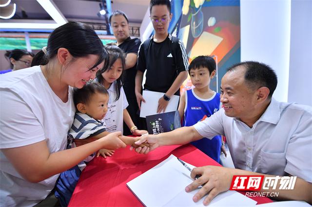 月球上第一片绿叶如何诞生？“星际梦想导师”谢更新书博会精彩开讲