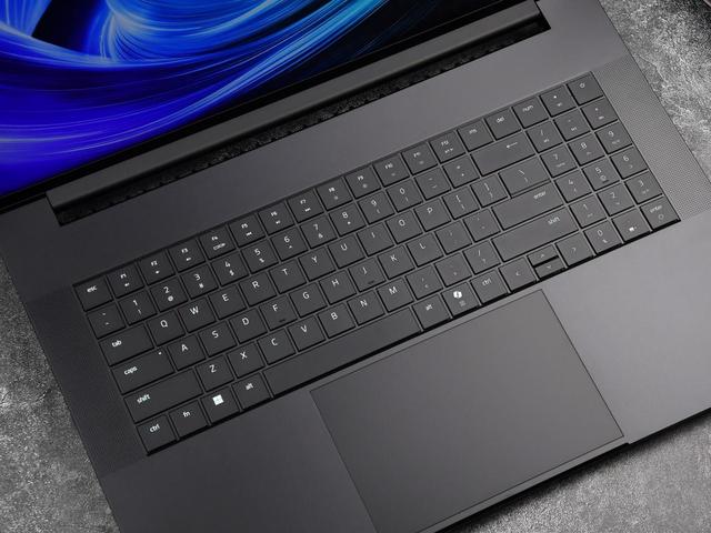 上手体验雷蛇灵刃18 2025：18英寸超薄游戏本天花板