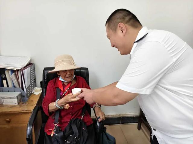 88岁老太乘车迷路 车长暖心照料