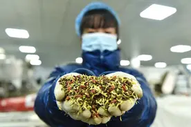 这些年轻人把花草茶“拼”成爆款图片