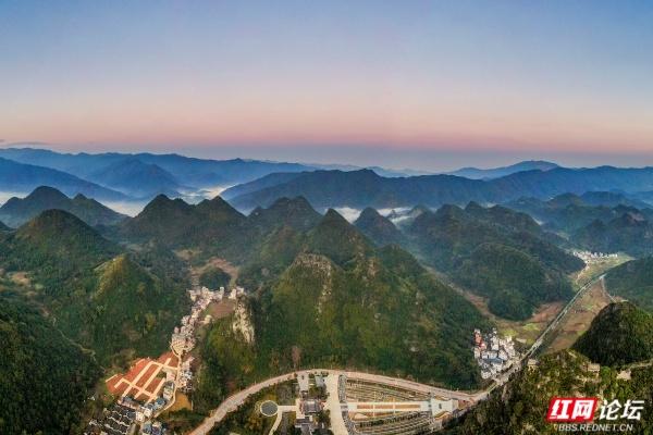 九嶷山：德孝源起处，群峰朝舜来