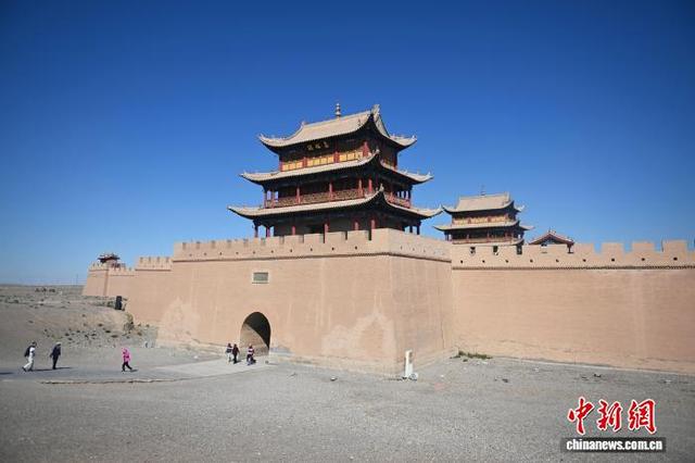 嘉峪关关城文物景区吸引游客