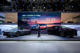 上海车展小鹏展台：分体式飞行汽车与人形机器人同台亮相图片