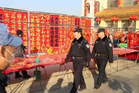 新春走基层丨北戴河公安：民警“赶大集” 守护“烟火气”图片