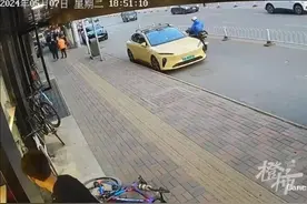 价值13万元的自行车被碰倒，“崔克”们上街不能让人胆战心惊图片