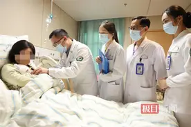 医生、助产士、护士围着产妇“转”，一体化产房让二胎妈妈体验在“家”生娃图片