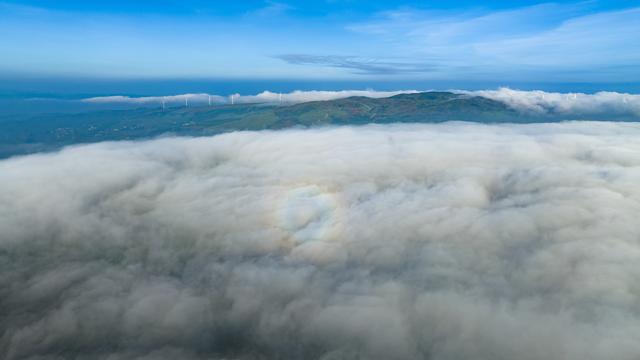 盘州老黑山：云海翻涌，美得不像在人间