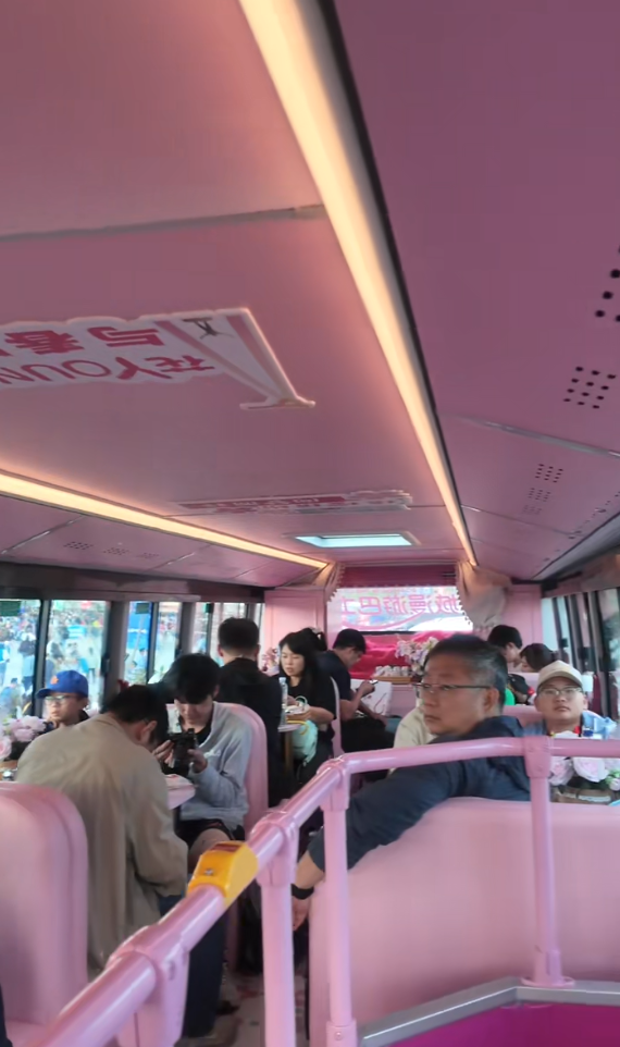 登车！搭乘「春城漫游巴士」，让航空展之旅从路上就开始精彩！