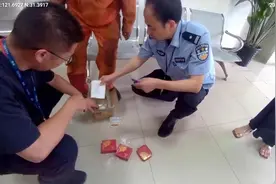 男子轻信投资诈骗找妻儿借款买黄金寄出，快递小哥起疑报警图片