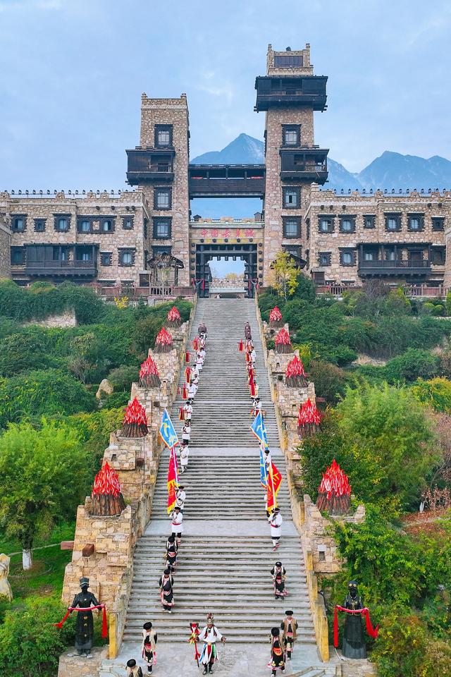 茂县羌族民众载歌载舞欢庆羌年