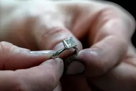 男童捡到价值3万元钻戒后被父母扔掉，失主坚决索赔！律师：照价赔偿法律依据不足图片