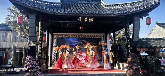 南通崇川：中外友人花海邂逅 共赴江海文化之约