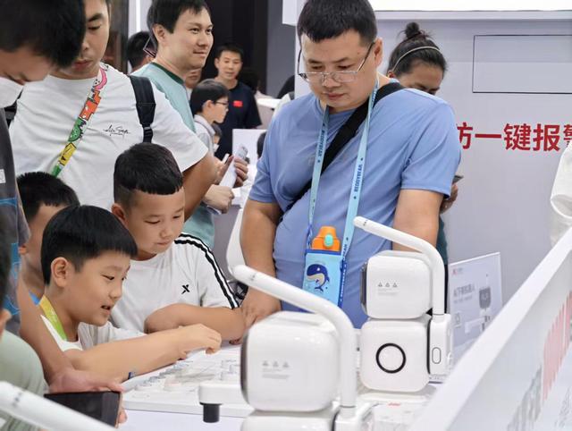 2025世界机器人大会，小朋友们开启“机”遇之旅