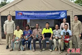 中国公益组织为柬埔寨地雷受害者点亮希望之光图片