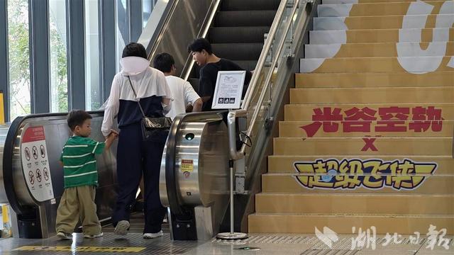武汉空轨“低空飞行”热度持续攀升