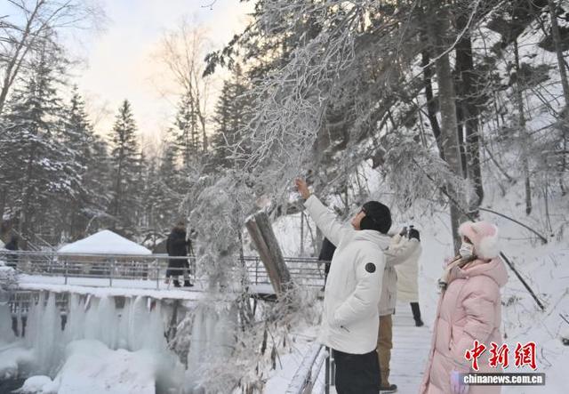 长白山冰雪画卷引客来