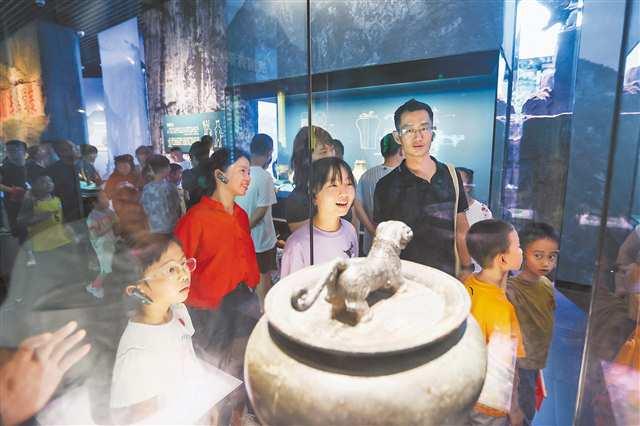 三峡博物馆迎来“自由行”热潮