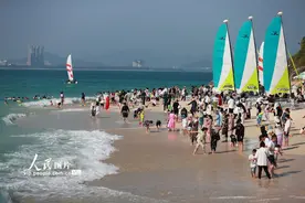 海南三亚：蜈支洲岛景区游人如织图片