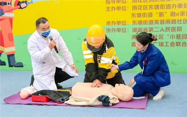 外卖骑手变身安全“移动哨兵” 美团联合长沙消防开展安全日活动