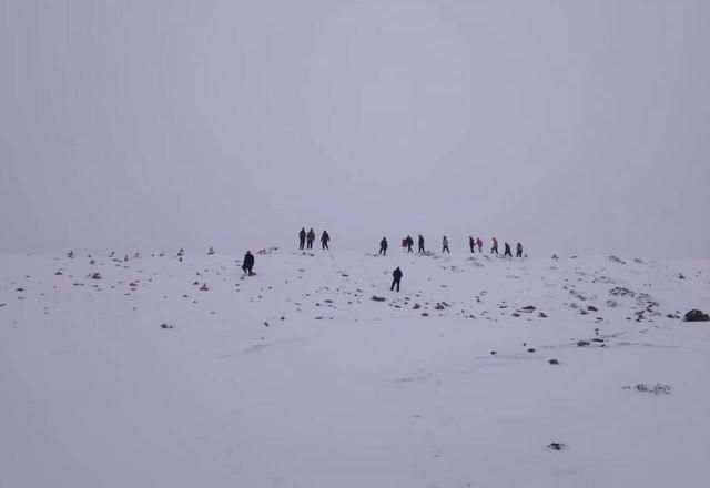 库拉岗日山峰徒步失联女子已找到：在牛棚被发现 牛粪盖在身上取暖 承担部分救援费用