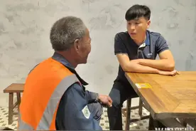 新闻追踪丨“双向奔赴”的老人现身！收到爱心衣物，婉拒到店工作，致谢热心人图片