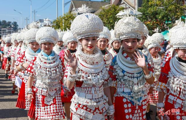 苗族同胞盛装欢庆芦笙会