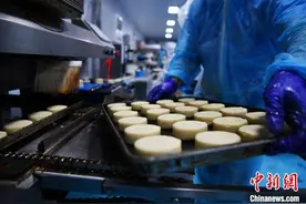 中秋临近 河北石家庄“月饼村”生产销售忙图片