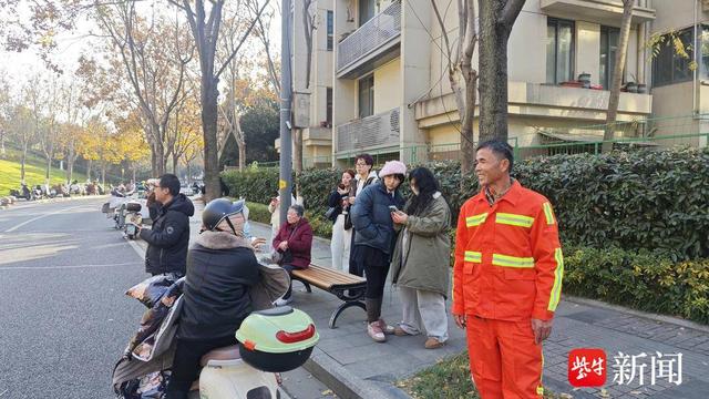 南京城墙下的银杏叶被拼成“2025爱2026” 成网红景点引市民游客排队打卡