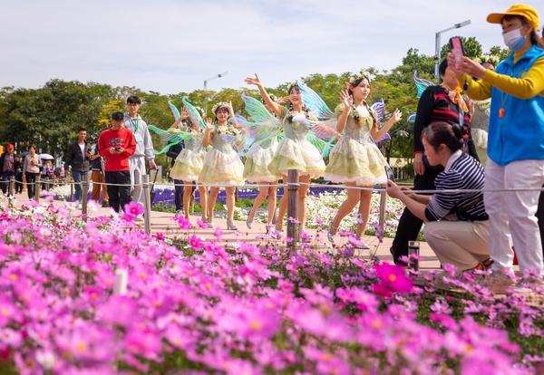 菊艺融新潮，花海迎宾客 2025年小榄菊花会开幕