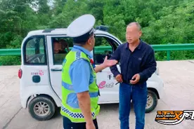 险！大爷开着“老头乐”高速逆行 交警及时拦截带离图片