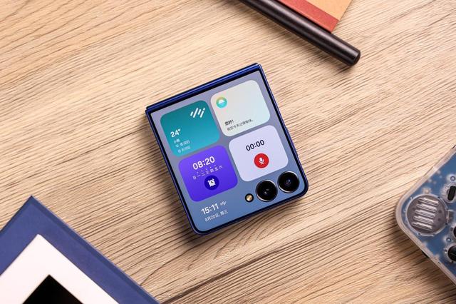 三星Galaxy Z Flip7上手评测：小折叠的新高度，还是熟悉的配方？