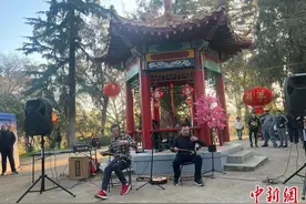 智利民众聚圣地亚哥共赏“中国文化展”图片
