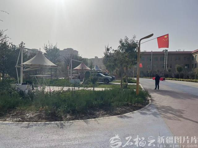 83岁老人随子自驾新疆：美景醉人 人情更暖