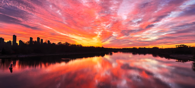 绝美朝霞来了！风歇月晕笼，霞流江泛红