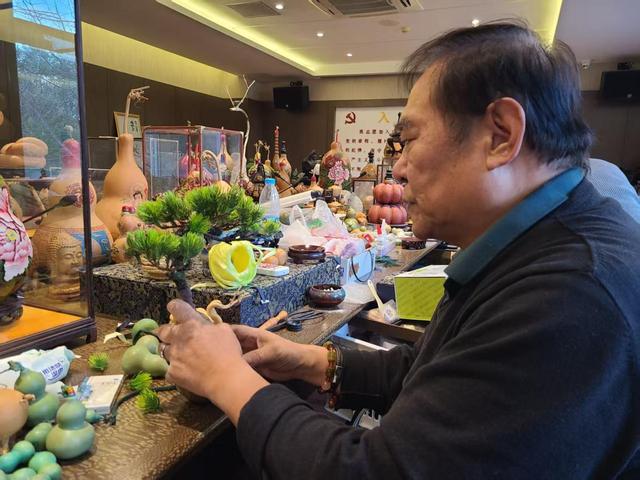 社区达人|朴素葫芦变身精美工艺品，“葫芦康”用镶嵌工艺为葫芦“点睛”