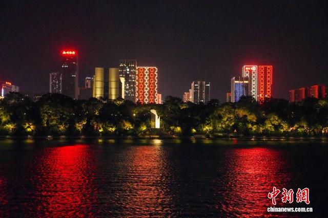 夜游百里柳江  霓虹喷泉两相宜