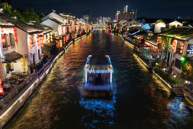 江苏无锡：夜经济点亮古运河