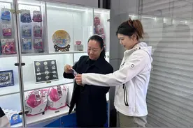 相约哈尔滨 逐梦亚冬会｜办公交卡业务还能买亚冬会纪念品图片