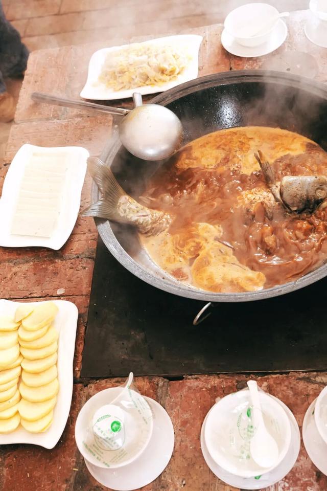 别问冷不冷，就问明天10点哈素海你到不到！冬捕、温泉、美食这里全！都！有！