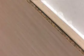 闹心！新家还没入住 刚装好的定制柜已经多处开裂图片