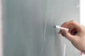 官兵借住上海校园，离开时给学生留下的“开学礼物”太暖了……图片