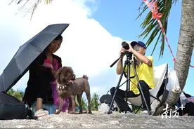火箭发射在即：观礼者涌向沙滩边，有人一早在公寓楼顶占机位图片
