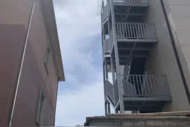 拆拆建建两次，造在屋外10多米高的楼梯，引发长达一年多的邻里纠葛图片