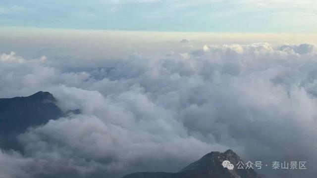 泰山雨霁：云雾织仙境，霞光染群峰，这泼墨山水里藏着夏日最治愈的奔赴