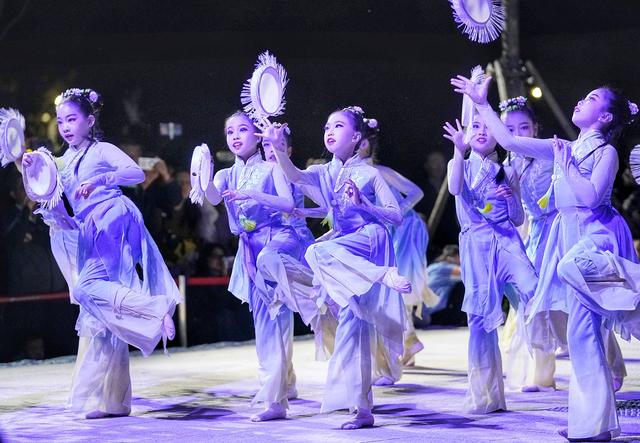 北京城市副中心古城遗址旁，市民看表演、赏圆月
