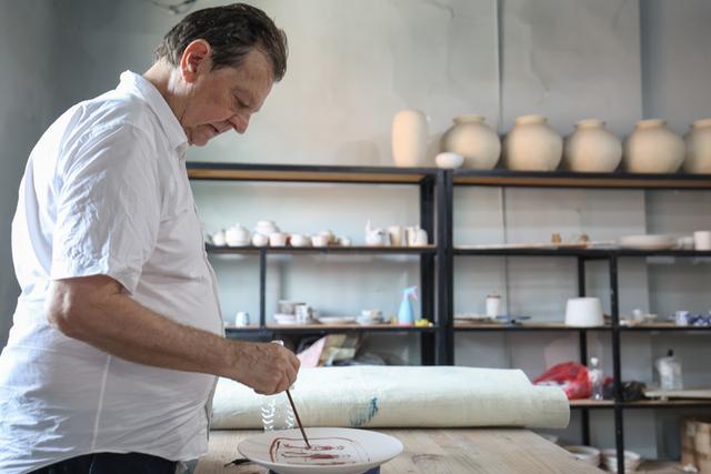 “匠从八方来，器成天下走”——世界陶瓷文化在景德镇“百花齐放”