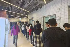 高校用1000只大闸蟹哄大学生吃早饭？网友：“咱大学生不用哄，闻着味儿就来了”图片